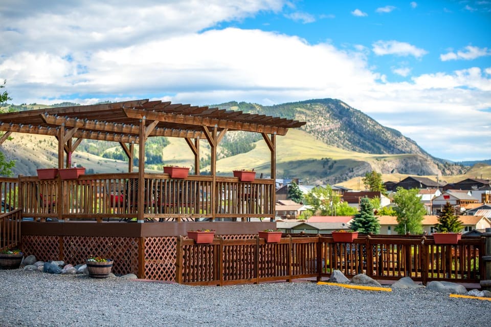 Yellowstone Riverside Cottages Hotel in Gardiner