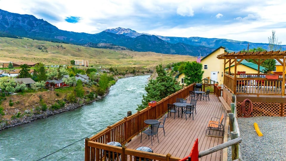 Yellowstone Riverside Cottages Hotel in Gardiner