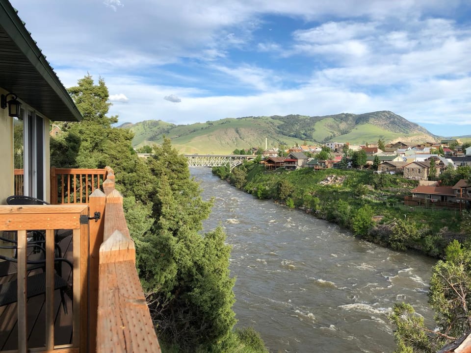 Yellowstone Riverside Cottages Hotel in Gardiner