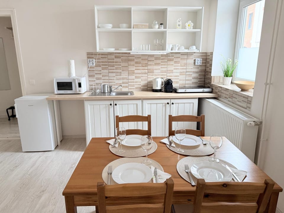 Kitchen or kitchenette, Dining area