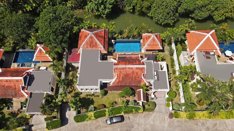 Property building, Day, Neighbourhood, Bird's eye view, Location, Parking