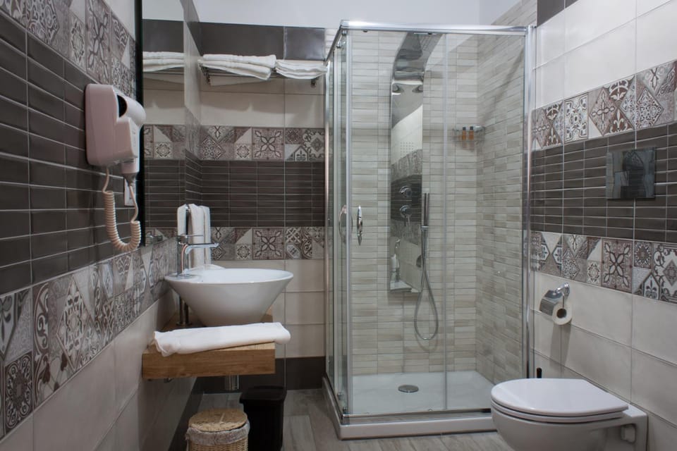 Shower, Toilet, Bathroom, bidet, towels