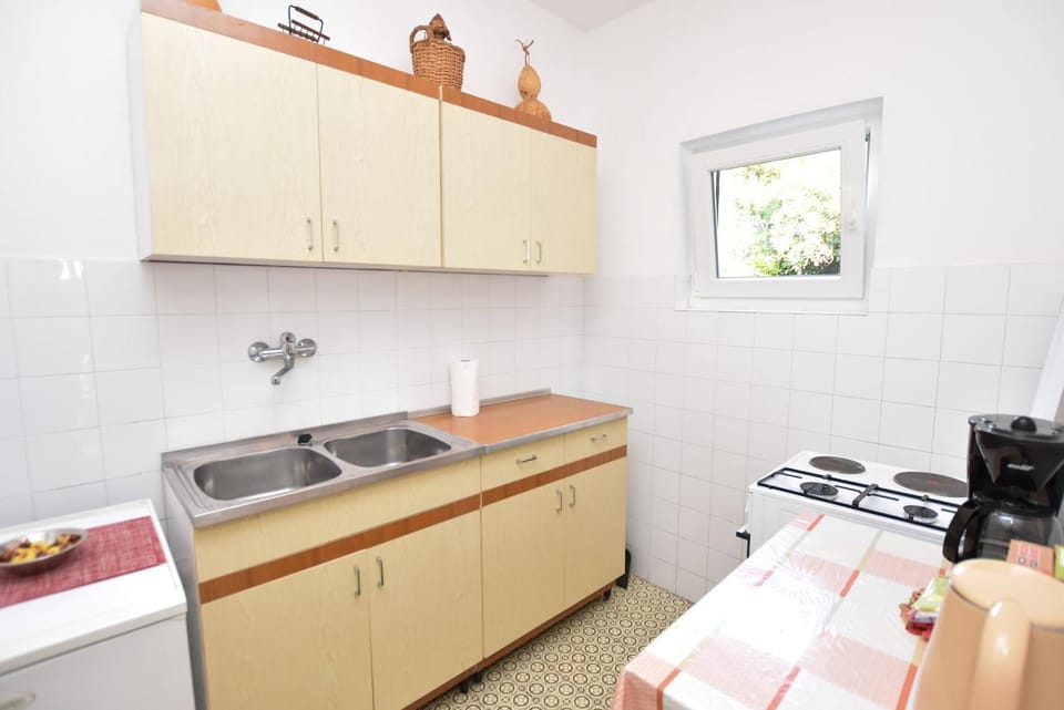 Coffee/tea facilities, Kitchen or kitchenette, stove