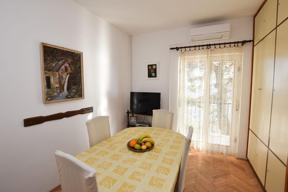 TV and multimedia, Seating area, Dining area, air conditioner