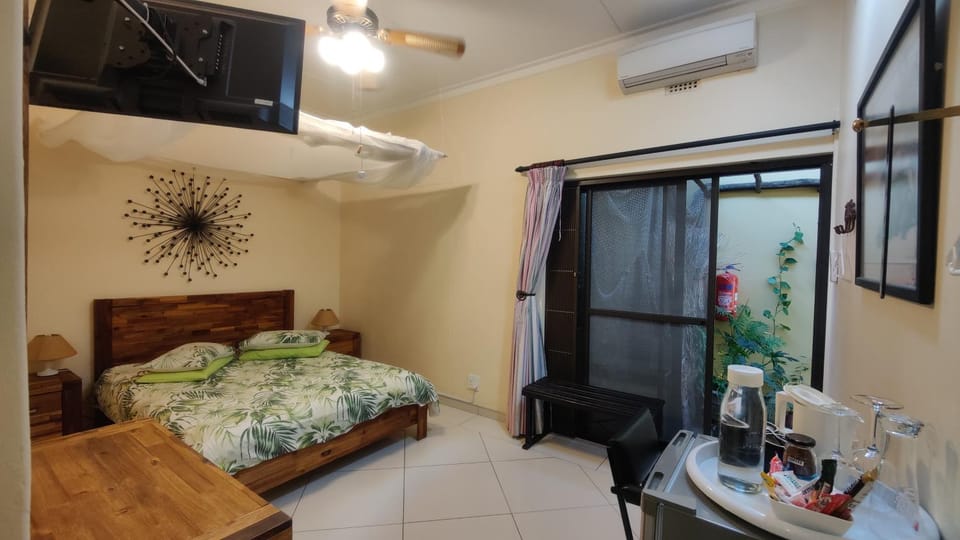 Bed, Coffee/tea facilities, Photo of the whole room, Bedroom, fireplace, air conditioner