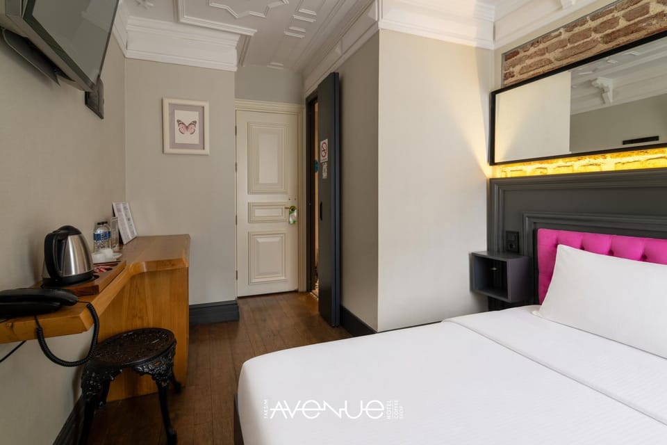 Bed, TV and multimedia, wardrobe