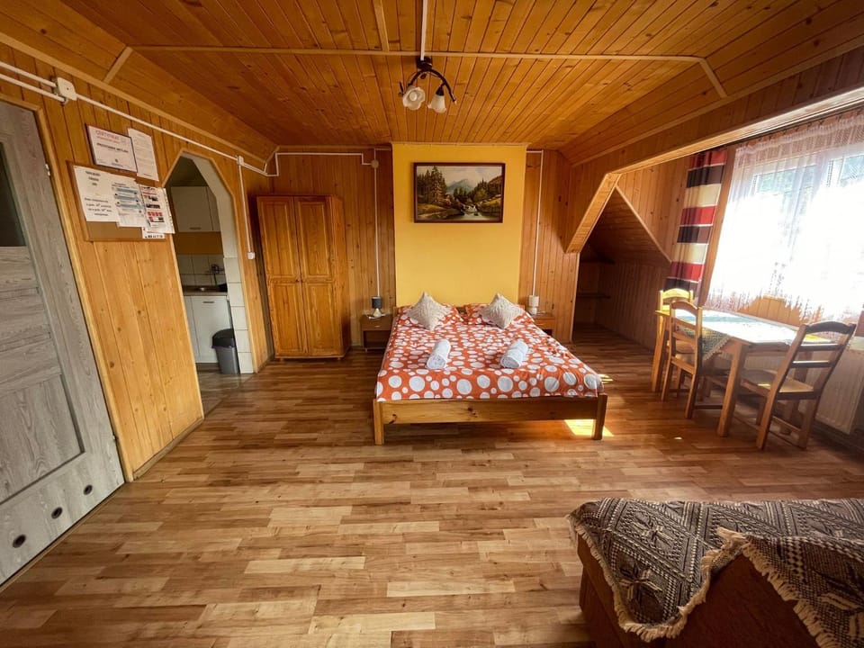 Photo of the whole room, Seating area