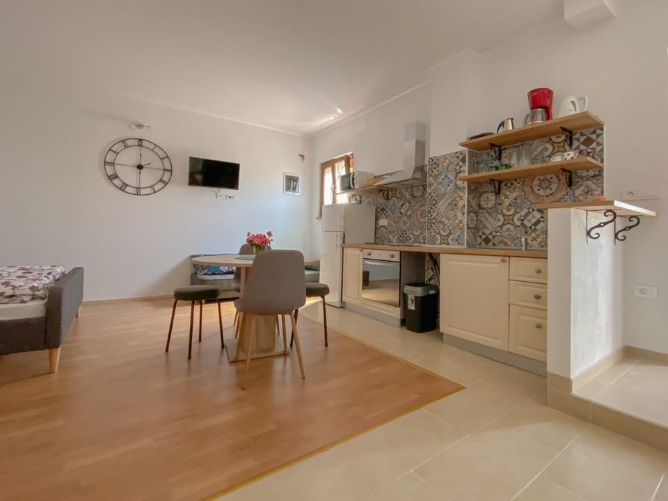Kitchen or kitchenette, Dining area
