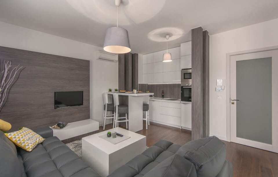TV and multimedia, Kitchen or kitchenette, Living room, Seating area, Dining area