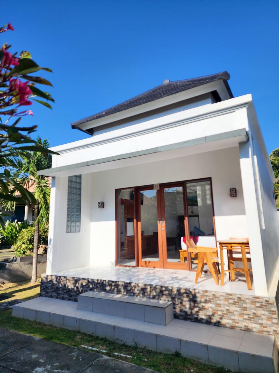 Property building, Day, Balcony/Terrace, Seating area