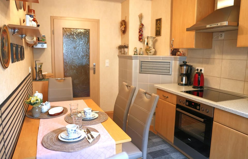 Coffee/tea facilities, Kitchen or kitchenette, Dining area, oven, stove