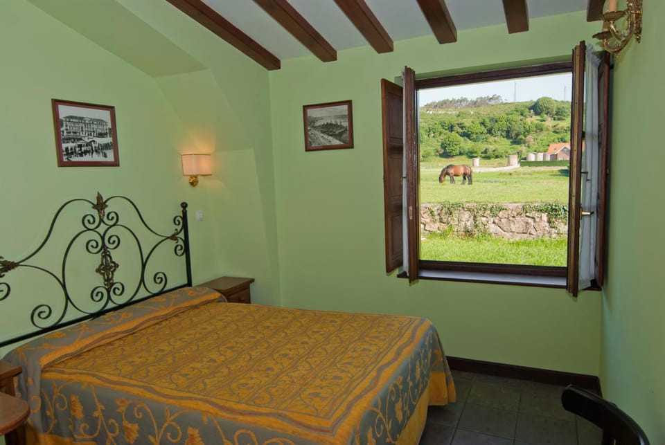 Bed, Photo of the whole room, Bedroom, Garden view