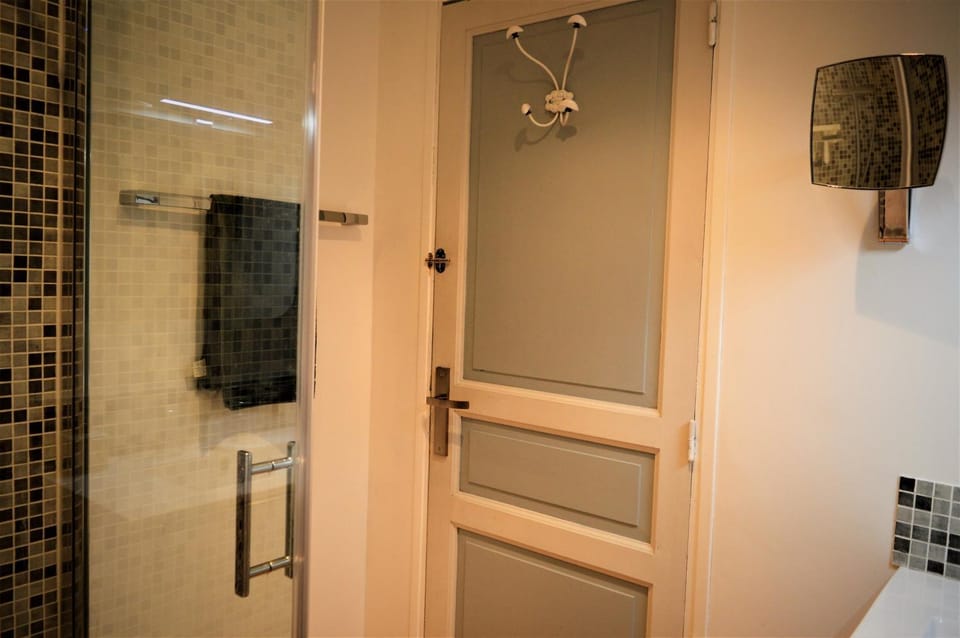 Bathroom, Decorative detail