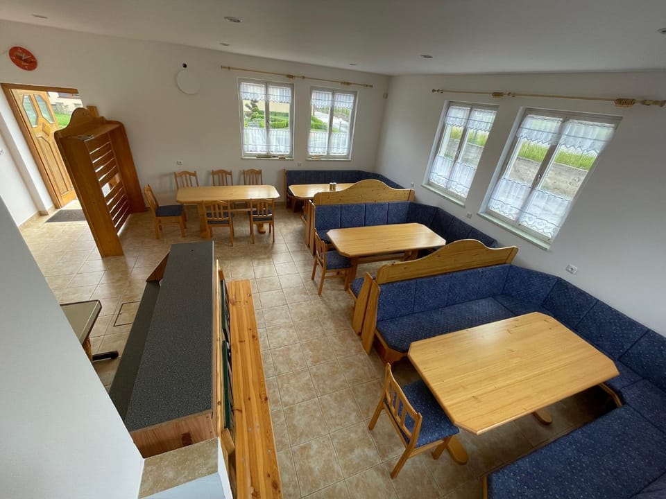 Game Room, Banquet/Function facilities, Internal: Not applicable to any particular room