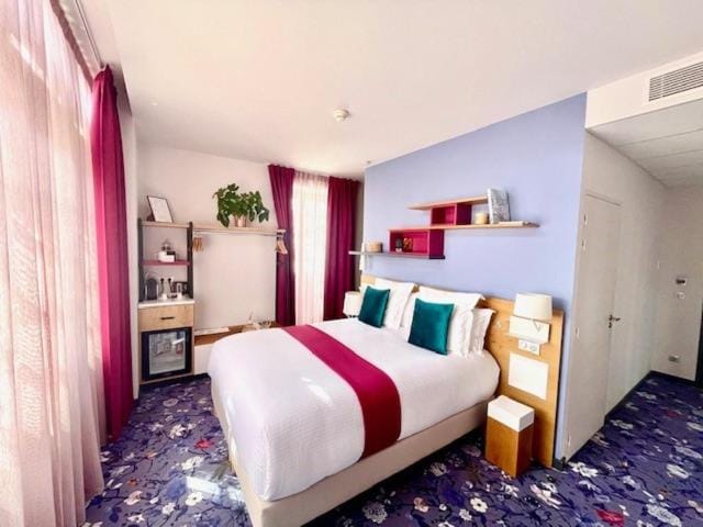 Shower, Bed, Photo of the whole room, Bedroom, minibar, air conditioner