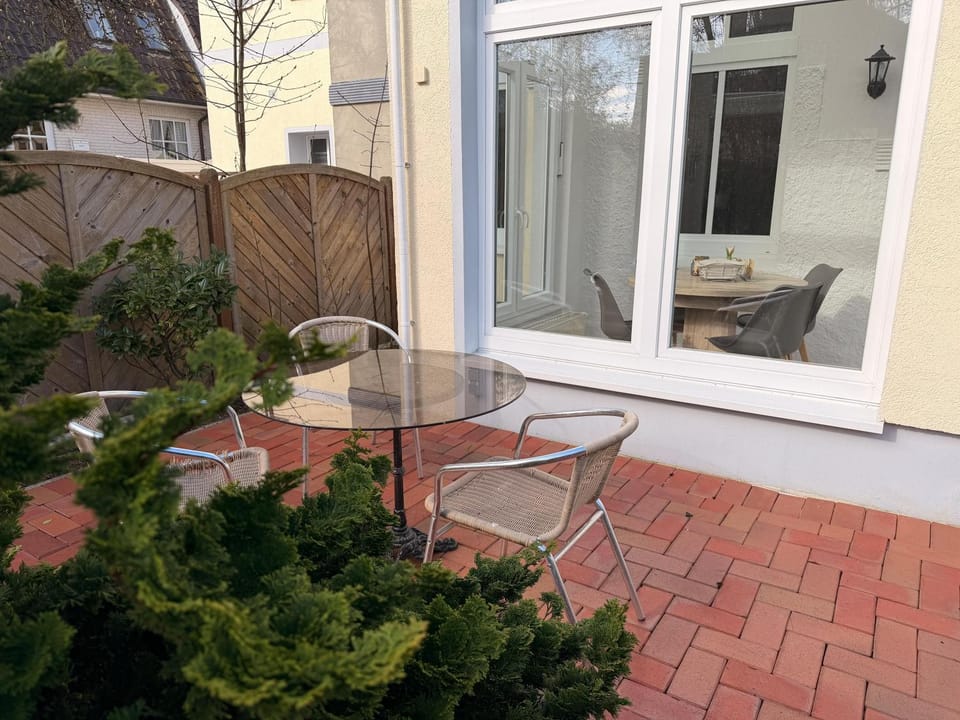 Ferienwohnung 4 Rosenbogen - Familienwohnung mit Wintergarten und Terrasse Apartment in Friesland