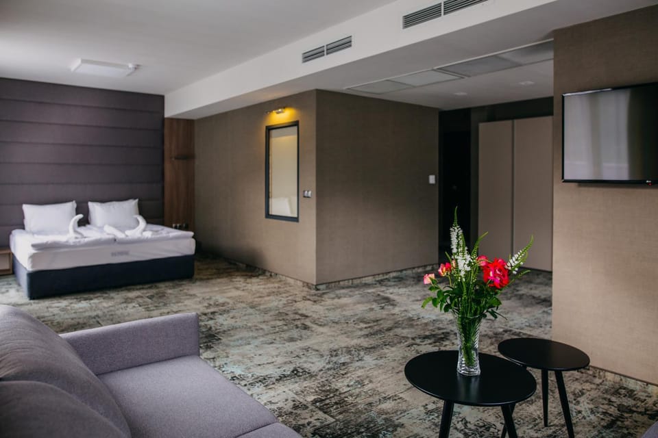 Photo of the whole room, Bedroom, Mountain view, Family