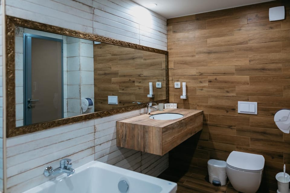 Toilet, Bathroom, Balcony/Terrace, Bedroom, Mountain view, Bath