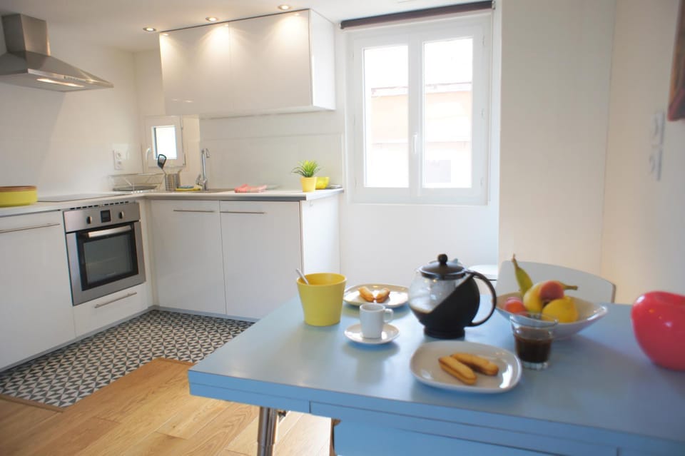 Coffee/tea facilities, Kitchen or kitchenette, Dining area