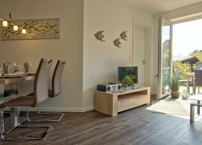 Inselparadies - Neubauwohnung mit großer Terrasse, Strandkorb und Garten. Apartment in Friesland