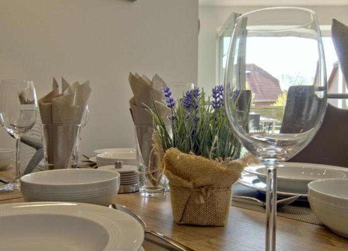 Inselparadies - Neubauwohnung mit großer Terrasse, Strandkorb und Garten. Apartment in Friesland