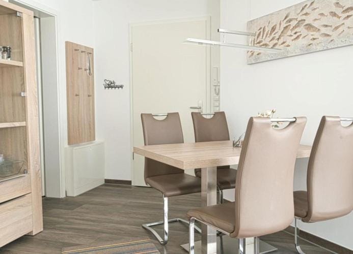 Inselparadies - Neubauwohnung mit großer Terrasse, Strandkorb und Garten. Apartment in Friesland