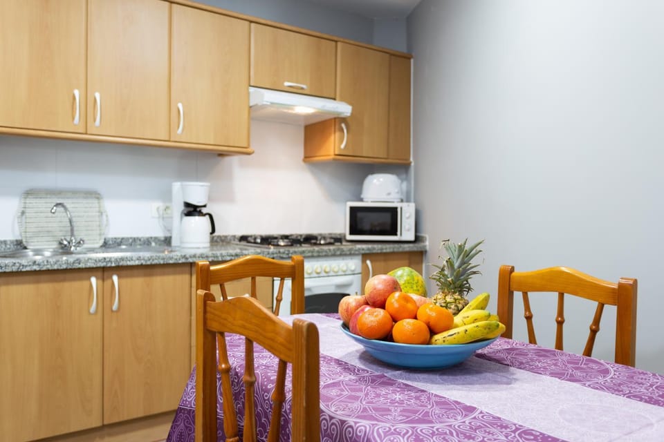 Coffee/tea facilities, Kitchen or kitchenette, Seating area, Dining area