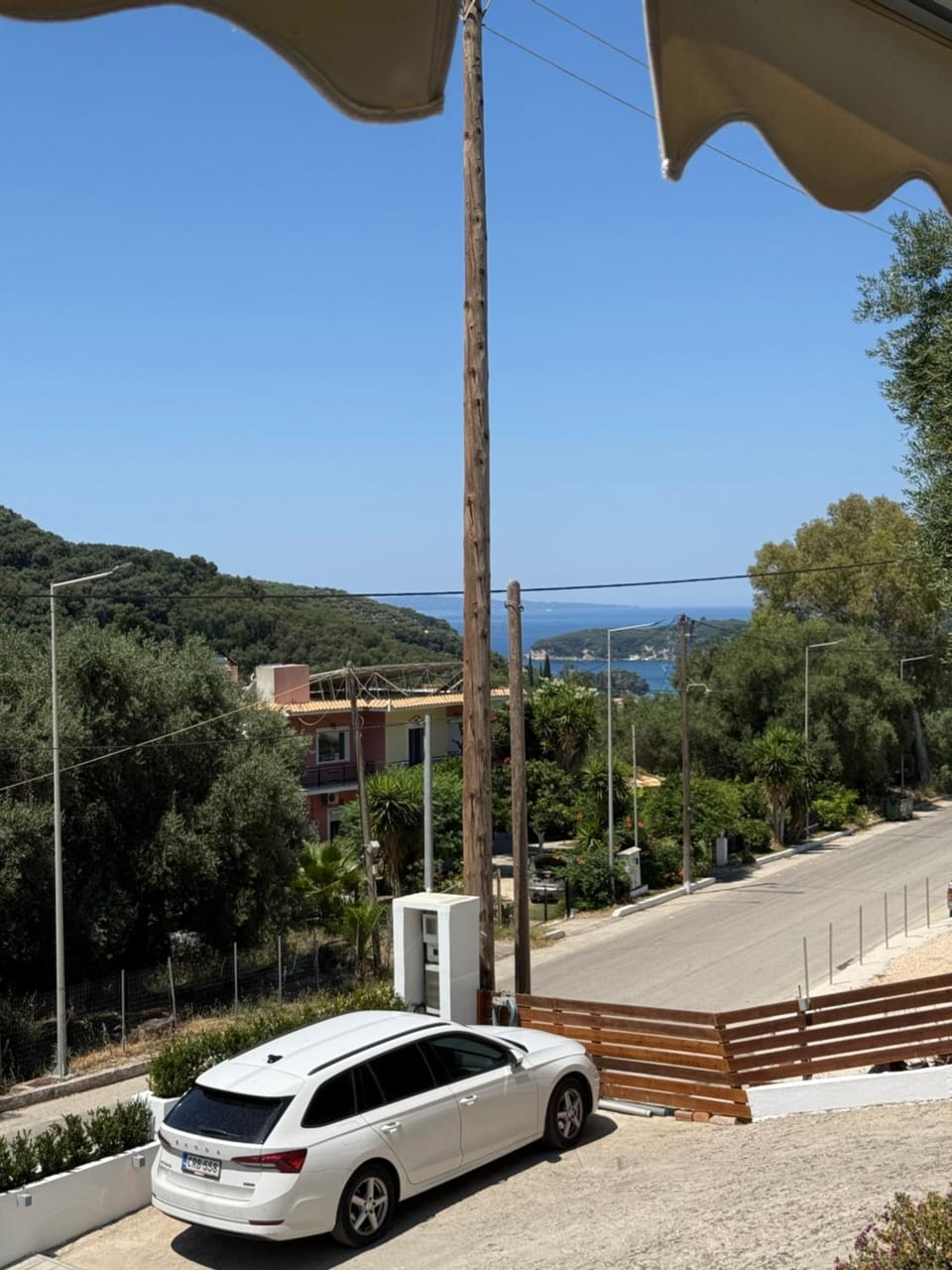 Property building, Day, Neighbourhood, Natural landscape, Sea view, Parking