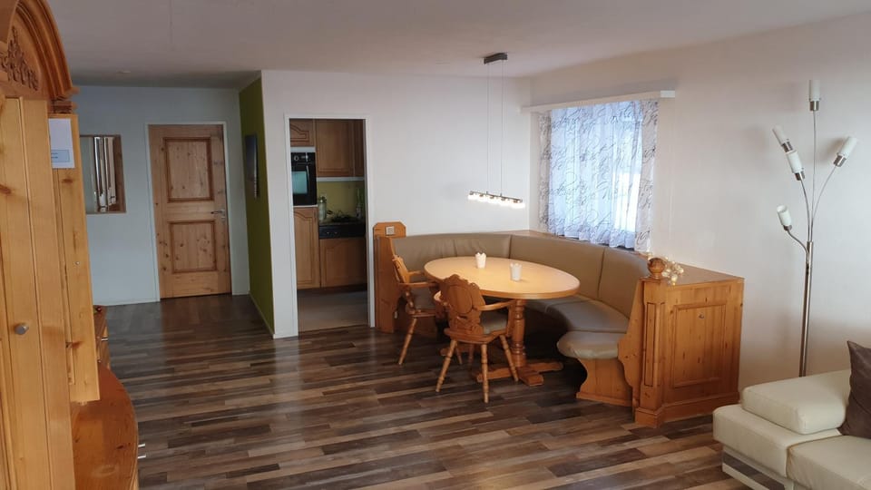 Day, Dining area