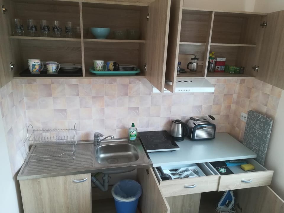 Coffee/tea facilities, Kitchen or kitchenette, Dining area