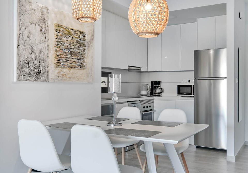 Kitchen or kitchenette, Dining area, dishwasher, minibar, pet friendly, stove