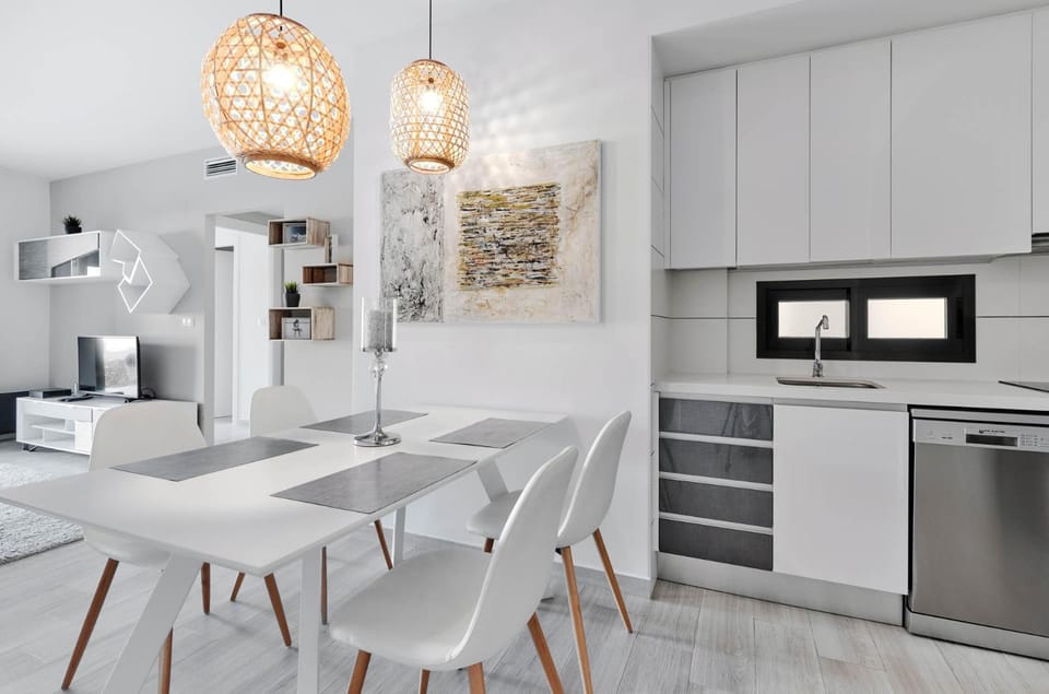 Kitchen or kitchenette, Dining area