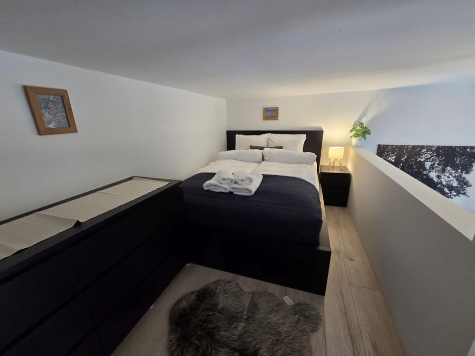 Bed, Bedroom, towels