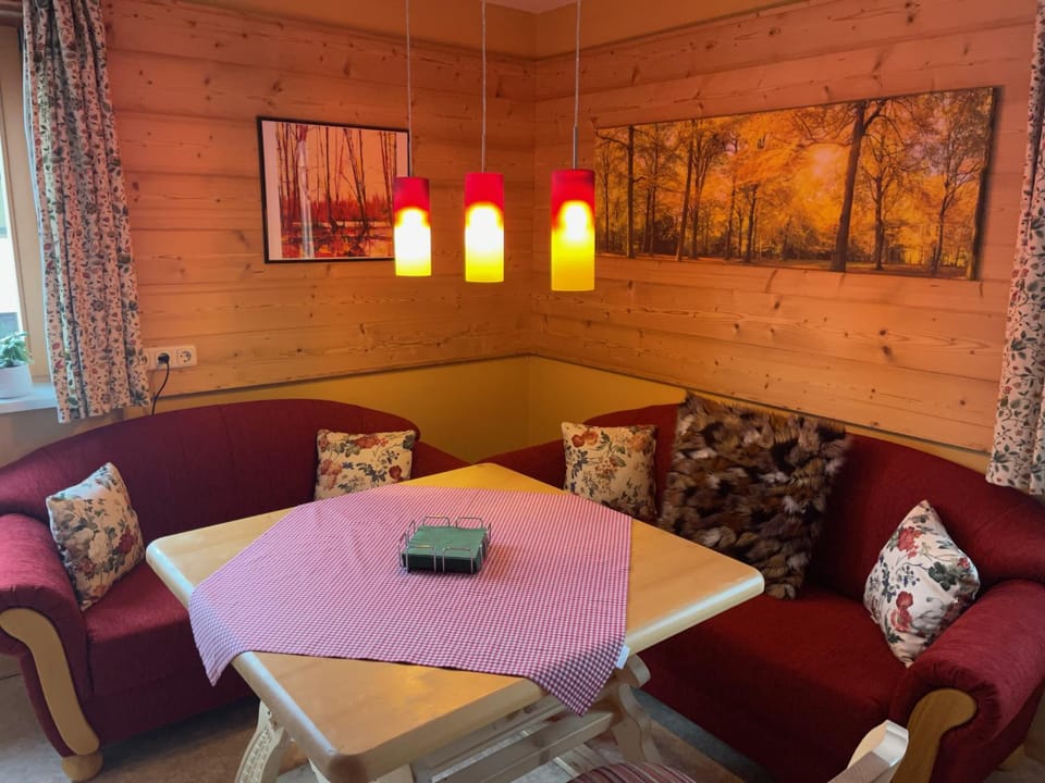 Seating area, Dining area
