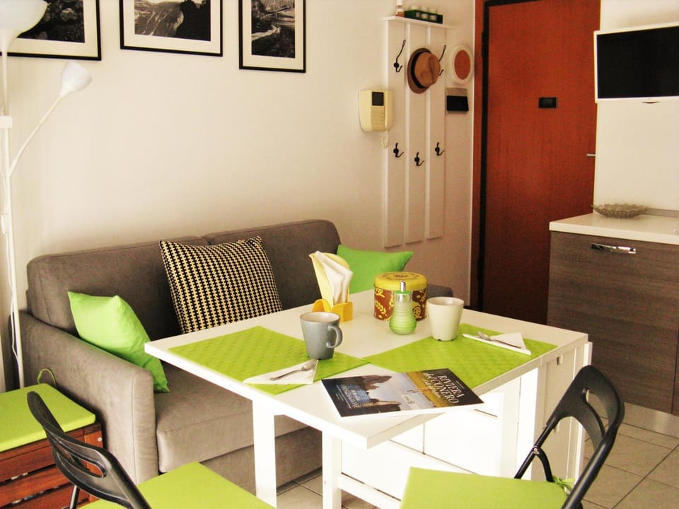 Living room, Seating area, Dining area, Breakfast, internet, locker, air conditioner