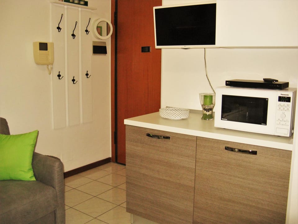 TV and multimedia, Kitchen or kitchenette, Living room, Seating area, internet, locker, minibar, air conditioner