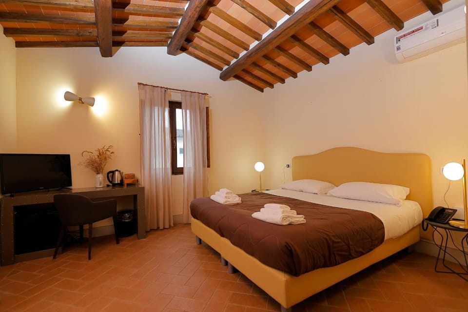 Bed, TV and multimedia, Photo of the whole room, Bedroom