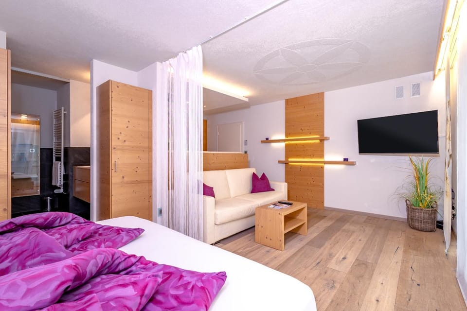 Bed, TV and multimedia, Living room, Photo of the whole room, Bedroom, wardrobe