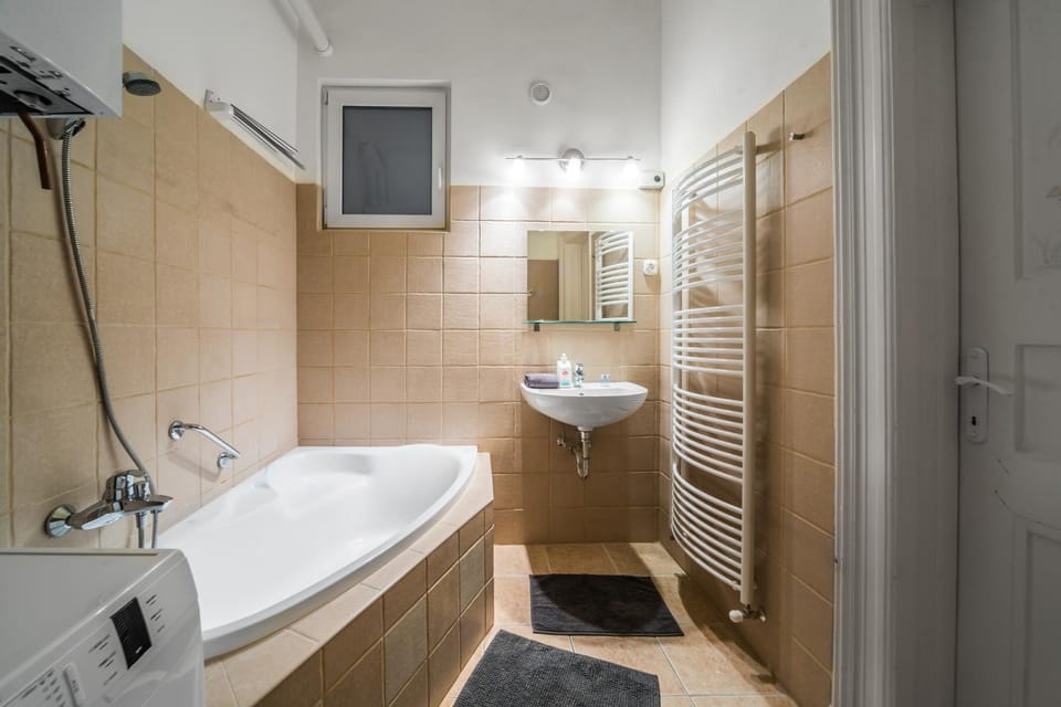 Nyár 3 Bedroom Centre Entire Home Apartment in Budapest