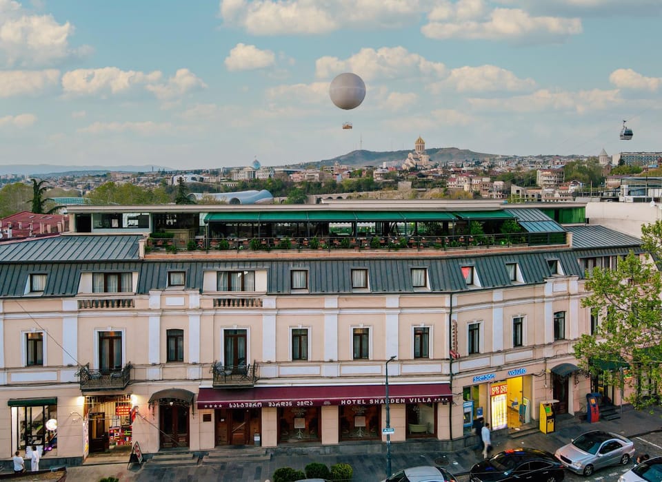 Property building, Nearby landmark, Restaurant/places to eat, Neighbourhood, City view