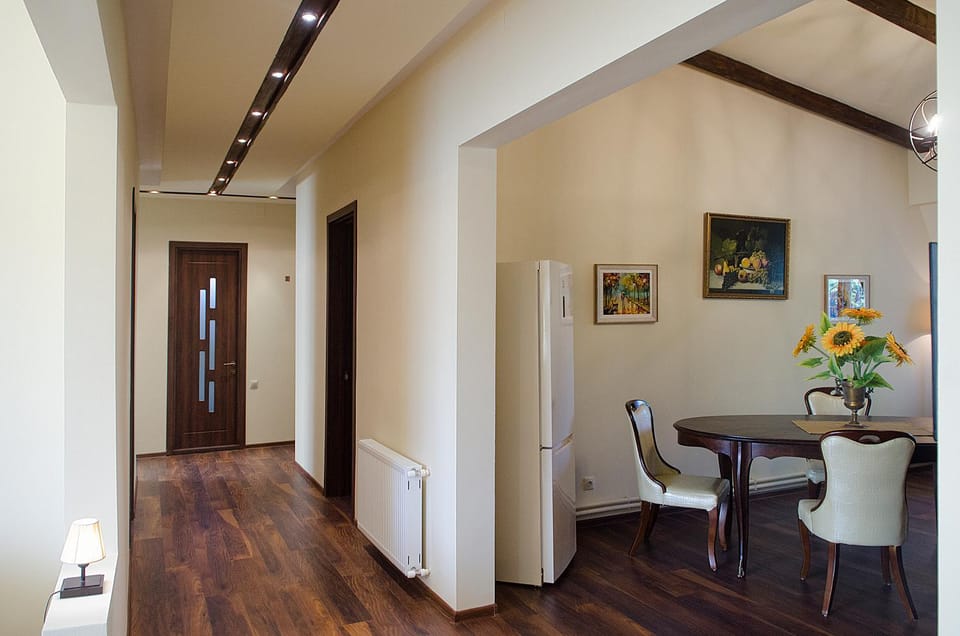 Seating area, Dining area