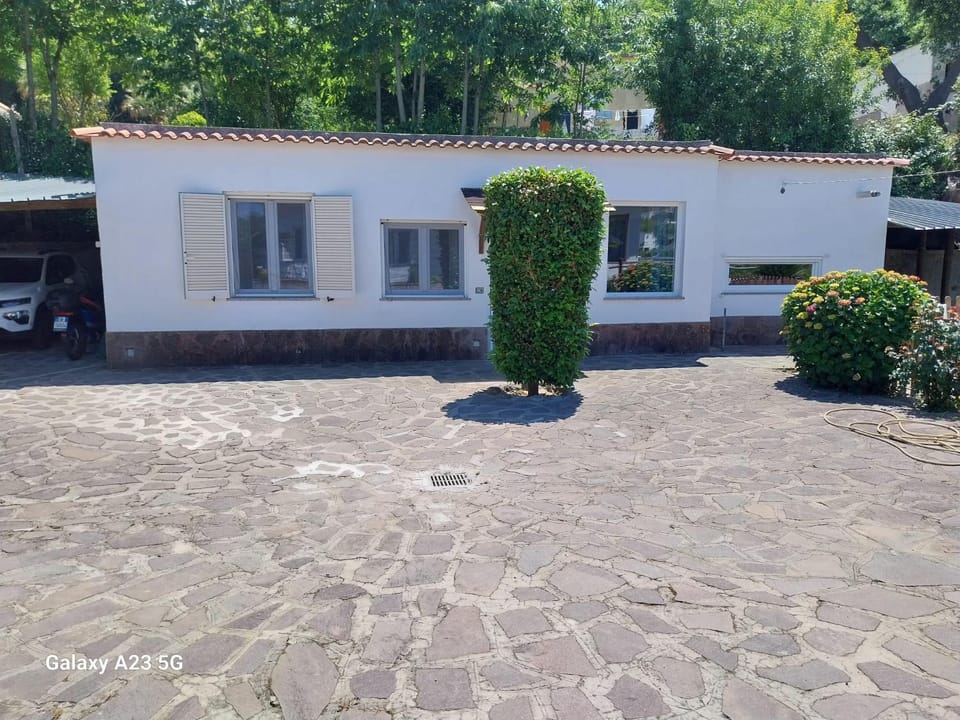 Property building, Day, Neighbourhood