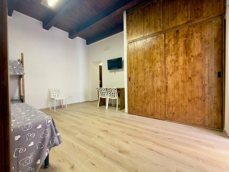 TV and multimedia, Photo of the whole room, wardrobe