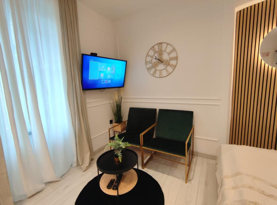 Bed, TV and multimedia, Seating area