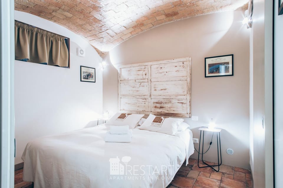 Bed, Photo of the whole room, Seating area, Bedroom, towels