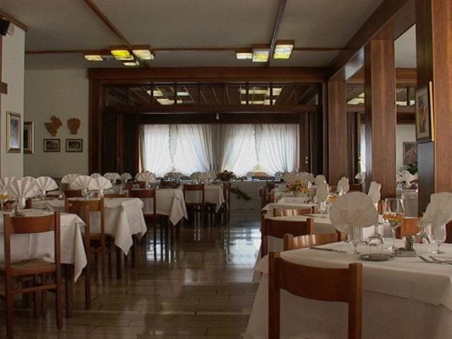 Restaurant/places to eat, Living room, Seating area