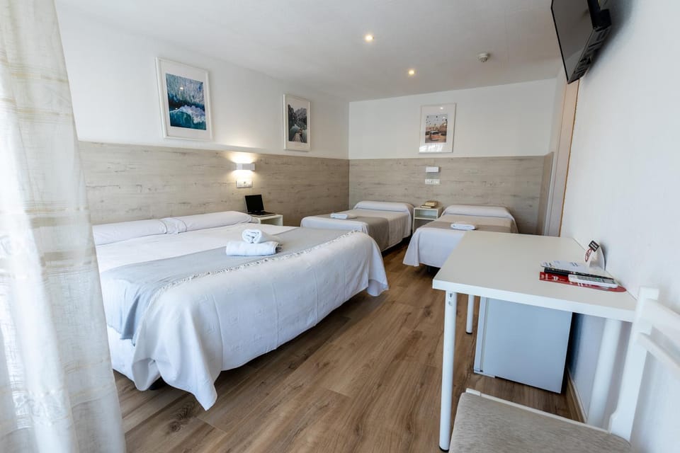 Bed, TV and multimedia, Photo of the whole room, towels