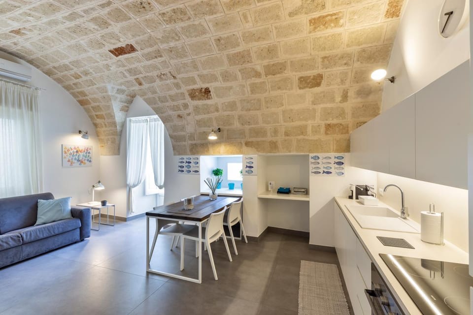 Coffee/tea facilities, Kitchen or kitchenette, Living room, Seating area, Dining area