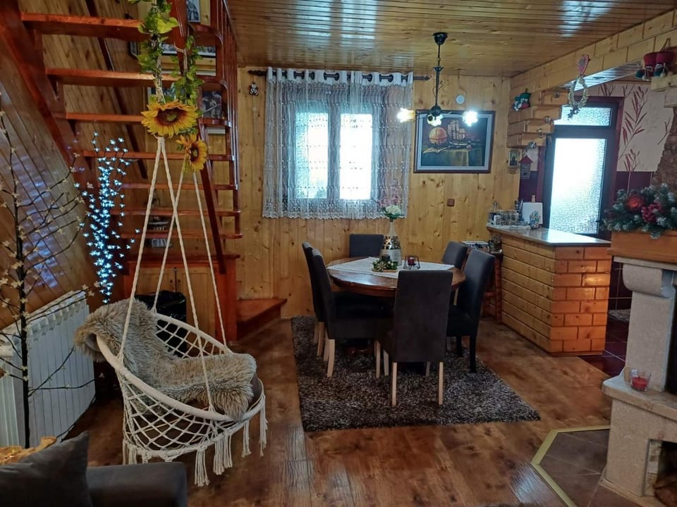 Seating area, Dining area