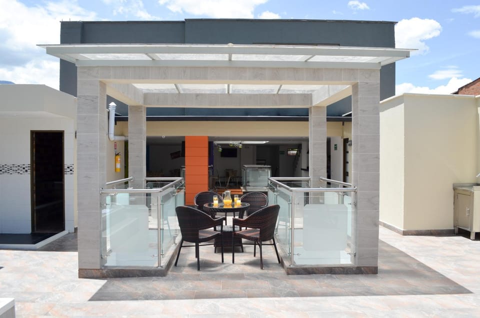 Restaurant/places to eat, Area and facilities